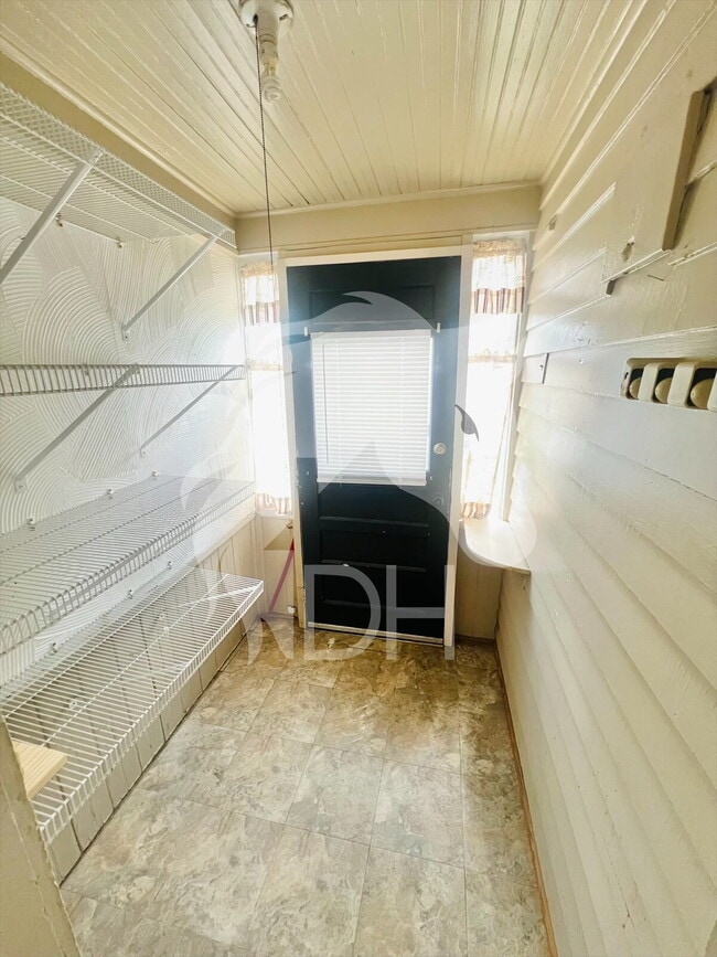 Building Photo - "Charming 2-Bed Gem in Enid's Heart!"