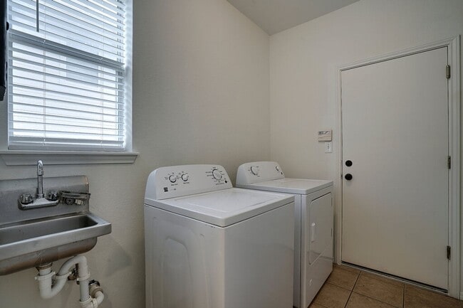Building Photo - 1414 Laurel Oak Loop