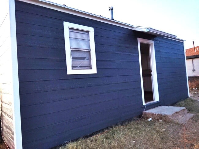 Building Photo - Handyman Special $0 First Month's Rent / “You fix, you SAVE BIG!!” Contact Diane for details: 806...