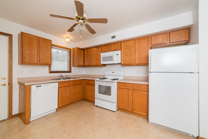 Primary Photo - Pinnacle Heights Apartments