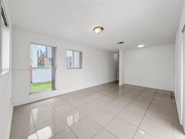 Building Photo - 9103 SW 38th St