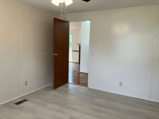 Building Photo - Three Bedroom Home in Hickory