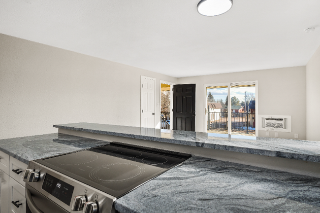 Building Photo - Completely Renovated Apartment!
