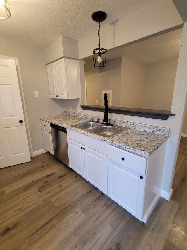 Building Photo - Renovated 2 Bedroom Apartment in Lake Ozark