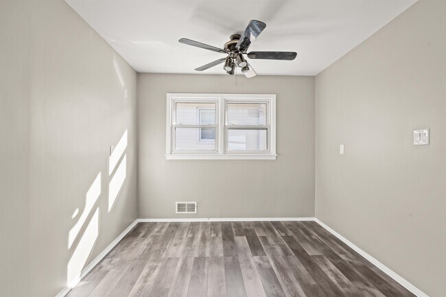 Building Photo - 516 Ave E