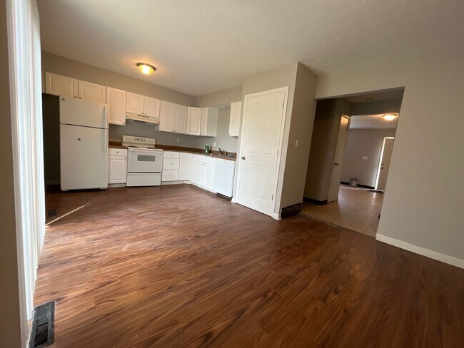 Building Photo - 1851-1853-1853 Lake Club Dr