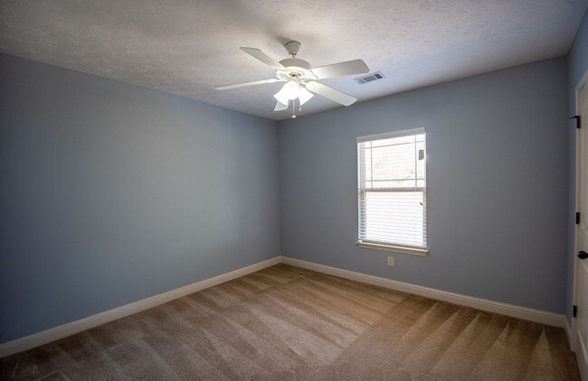 Building Photo - Beautiful home available from May 10!