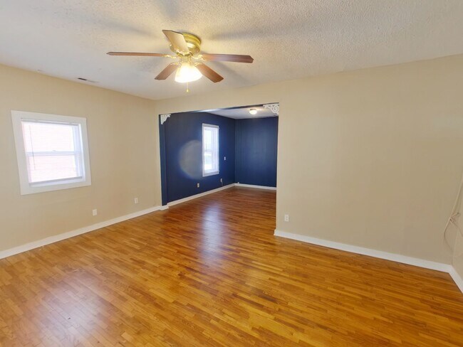 Building Photo - 806 N Terrace