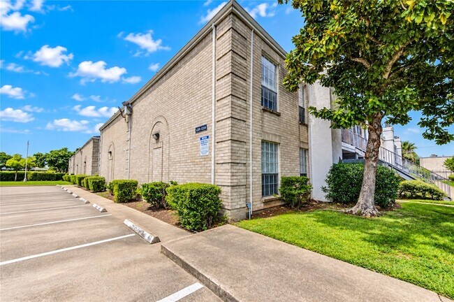 Building Photo - 6606 De Moss Dr