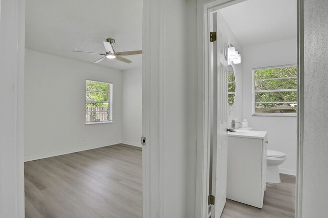 Building Photo - 3923 Tyndale Dr