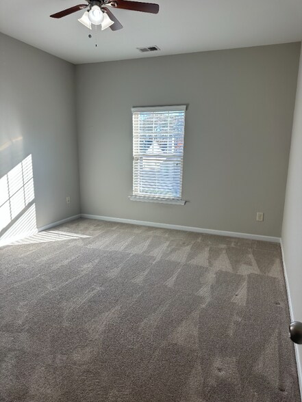 Building Photo - 403 Village View