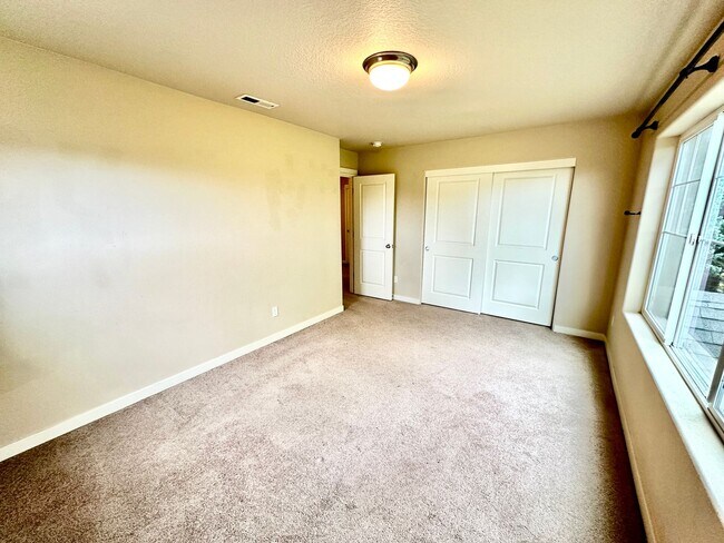 Building Photo - Beautiful 6-bedroom 4-bathroom home in an upscale neighborhood in the Sexton Mountain section of ...