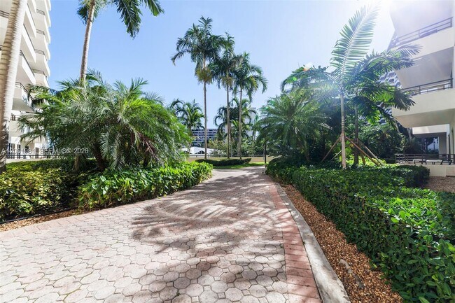 Building Photo - 2500 Parkview Dr