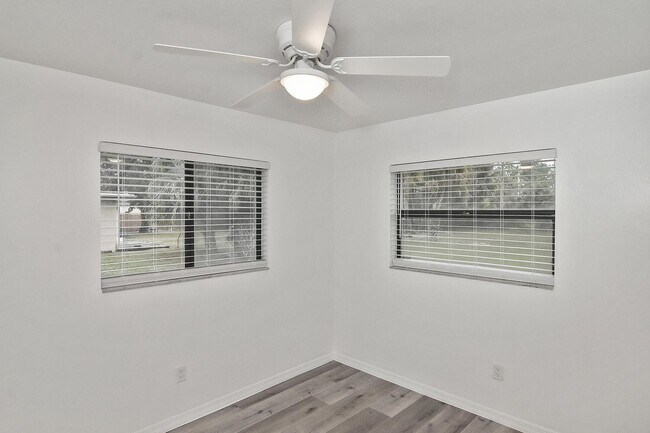 Building Photo - 1202 E 7th St