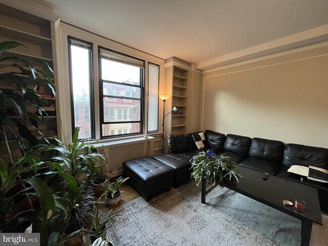 Building Photo - 2031 Locust St