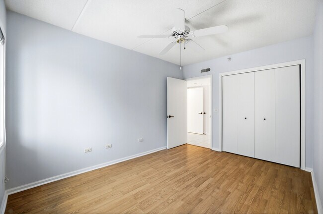 Building Photo - 650 S River Rd