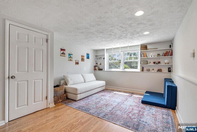 Building Photo - 542 Nagle St