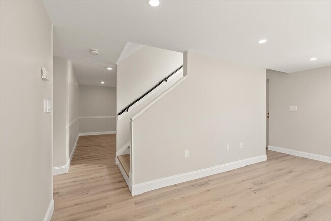 Building Photo - 100 Place Ln