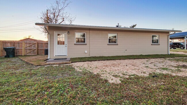 Building Photo - 3 Bedroom House