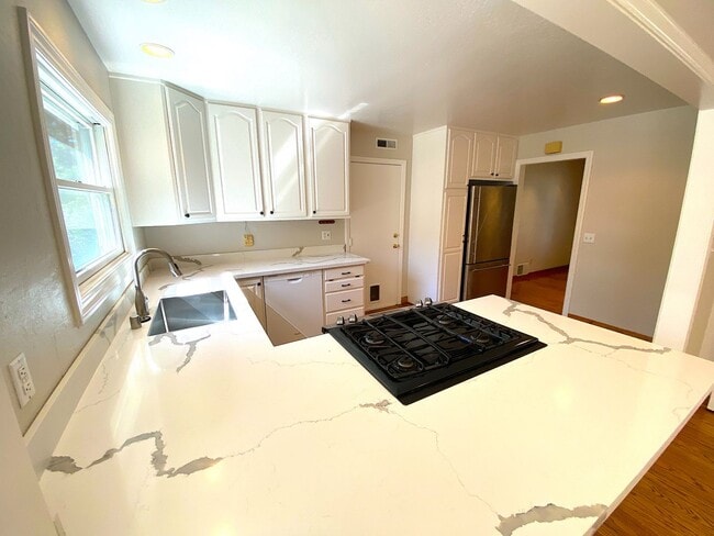 Building Photo - Beautiful 3 Bed + 2 Bath Los Altos Home - ...