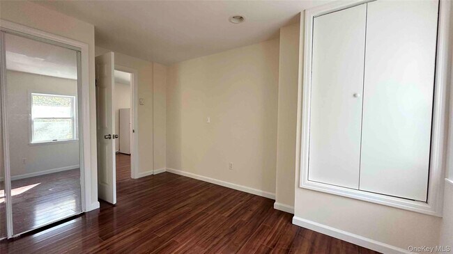 Building Photo - 64 Pine Hollow Rd