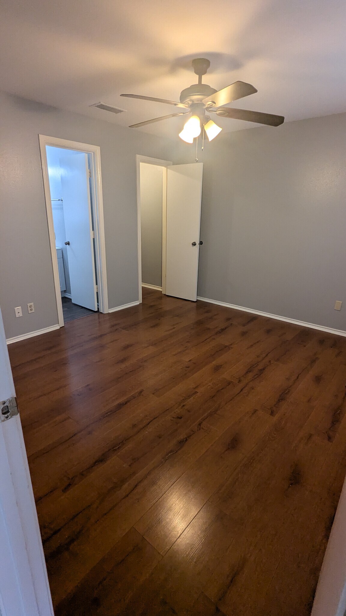 Building Photo - 711 Hillcrest Ct