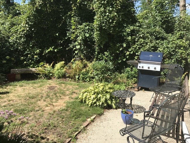 Building Photo - Beautiful 3 Bed / 2.5 Bath Summit Ave Cond...