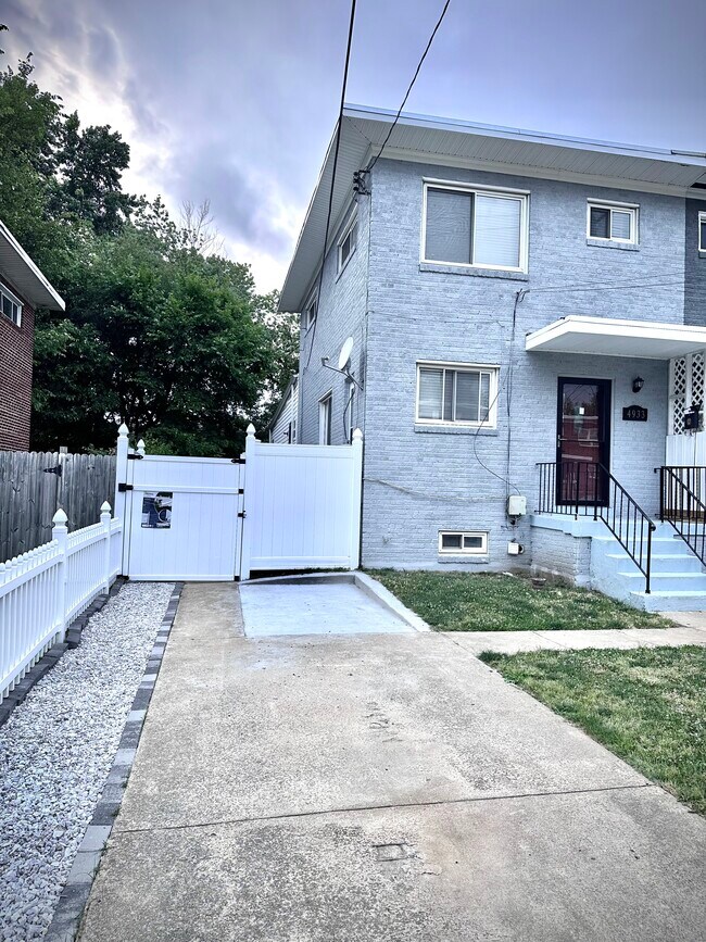 Building Photo - 4933 Winthrop St