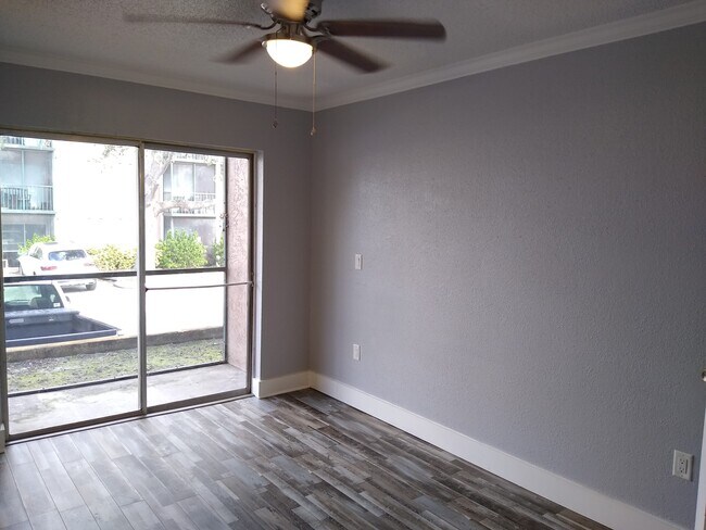 Building Photo - Blue Pointe