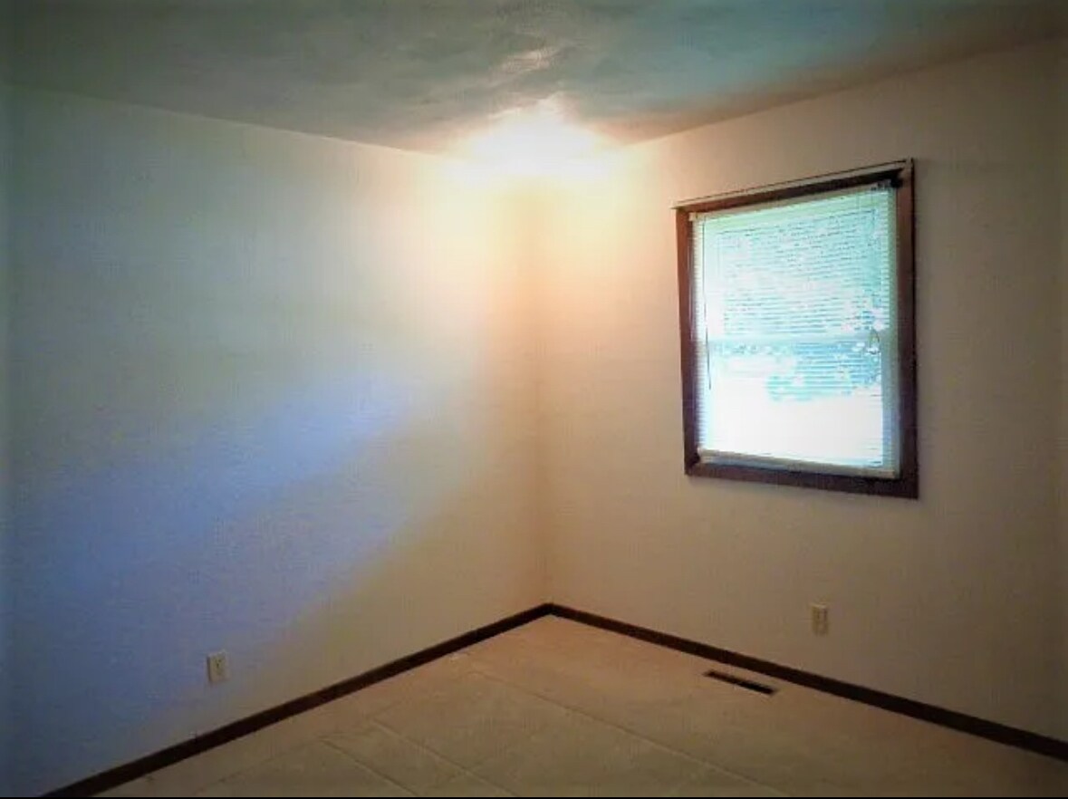 Bedroom - 312 N Main St