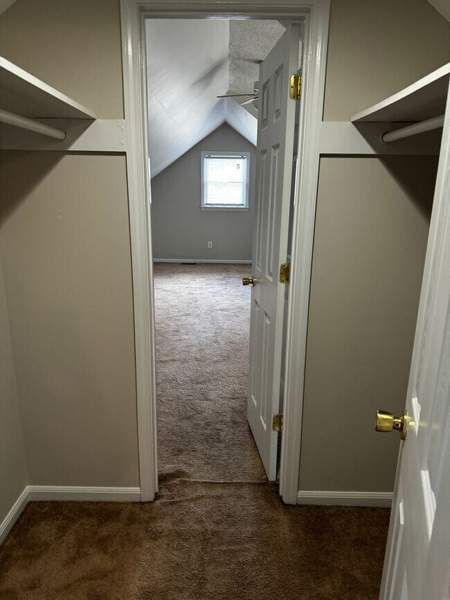 Building Photo - 4 Bedroom 2.5 Bath Home