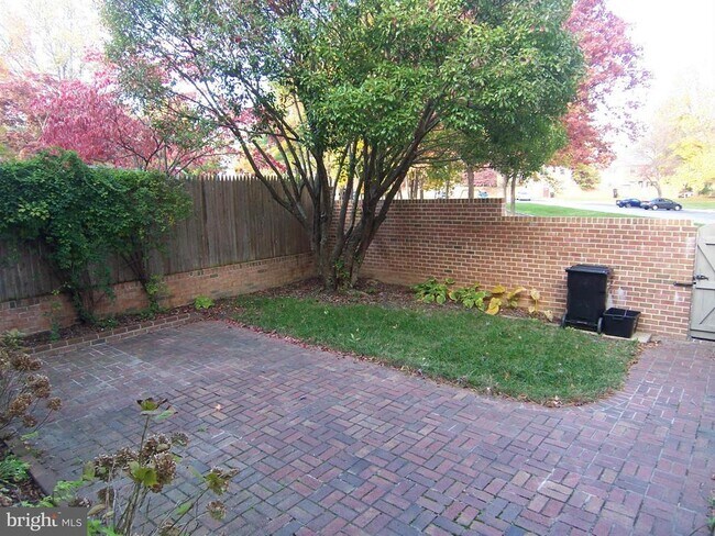 Building Photo - 8502 Lakinhurst Ln