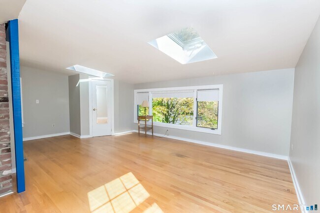 Building Photo - 798 Mill Plain Rd