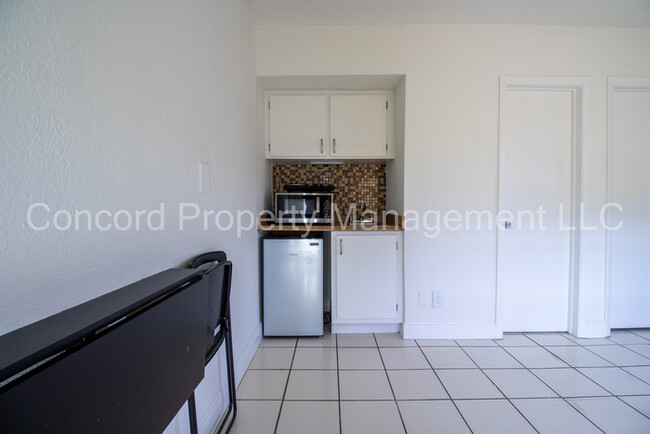 Building Photo - FURNISHED EFFICIENCY in Sailboat Bend with...