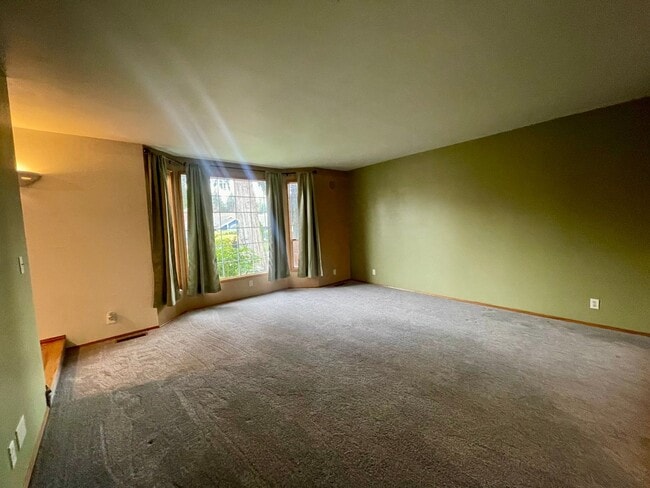 Building Photo - 4 bedroom, 2.5 Bath House in Mukilteo, $3995 per month