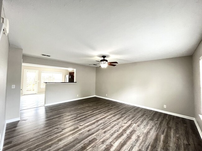 Building Photo - INDIAN PARK END UNIT TOWNHOME!