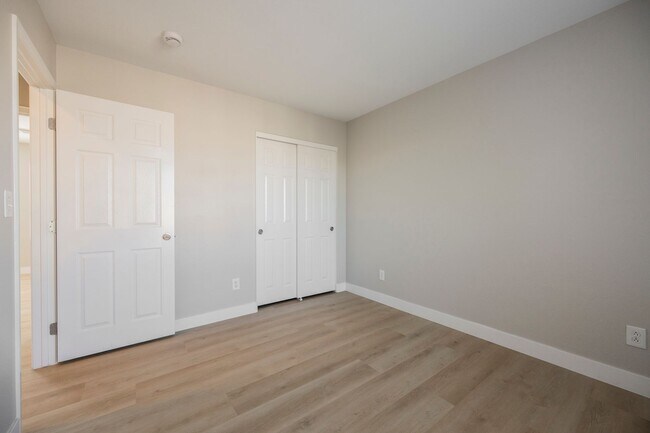 Building Photo - 6075 Las Nubes Dr