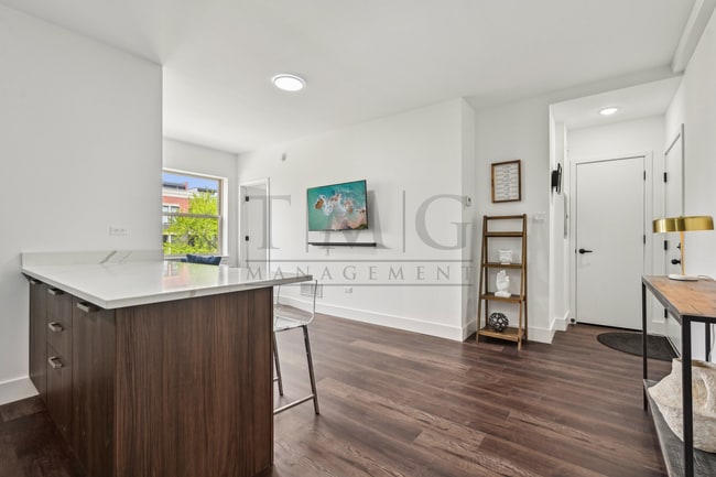 Building Photo - Modern 1 Bed in Andersonville: Hosting Ready with Luxe Kitchen