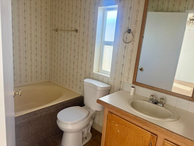 Building Photo - 3 bedroom 2.5 bath home with fenced yard and garage