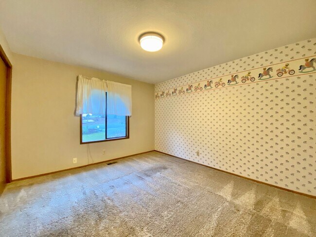 Building Photo - Spacious Somerset Home on a Large Flat Lot