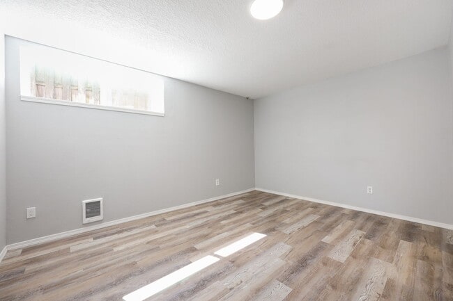 Building Photo - Renovated Basement level unit - West Linn, OR