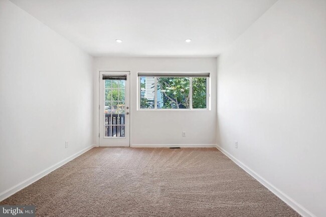 Building Photo - 307 8th St NE