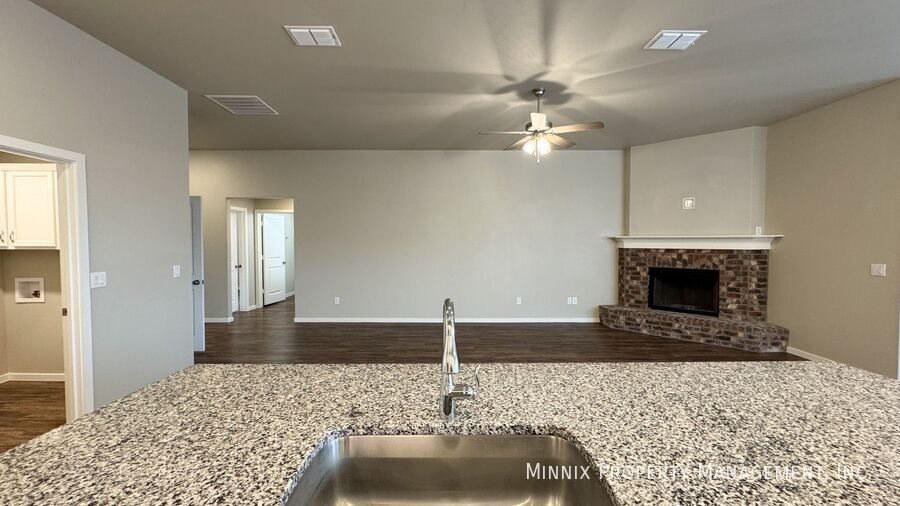 Building Photo - 2006 Kenwood Ave