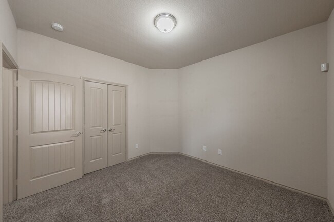 Building Photo - Excellent 3 bedroom plus office in Villages at Edgecliff