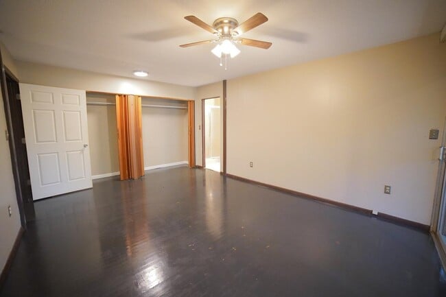 Building Photo - 1105 Solana Ave