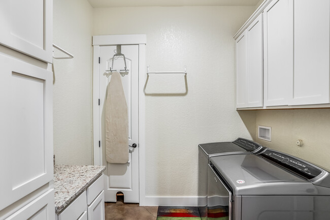 Building Photo - 1194 Vaquero Way
