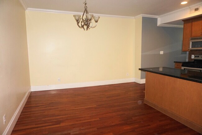 Building Photo - Charming 2 Bedroom/1 Bathroom Apartment in Reservoir Hill, MD!