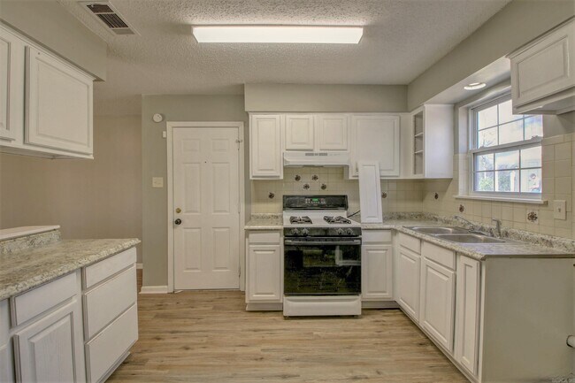 Building Photo - 3301 Green Dr