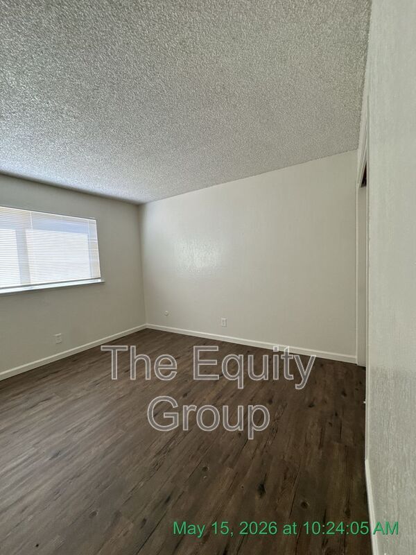 Building Photo - 1426 W Elowin Ave