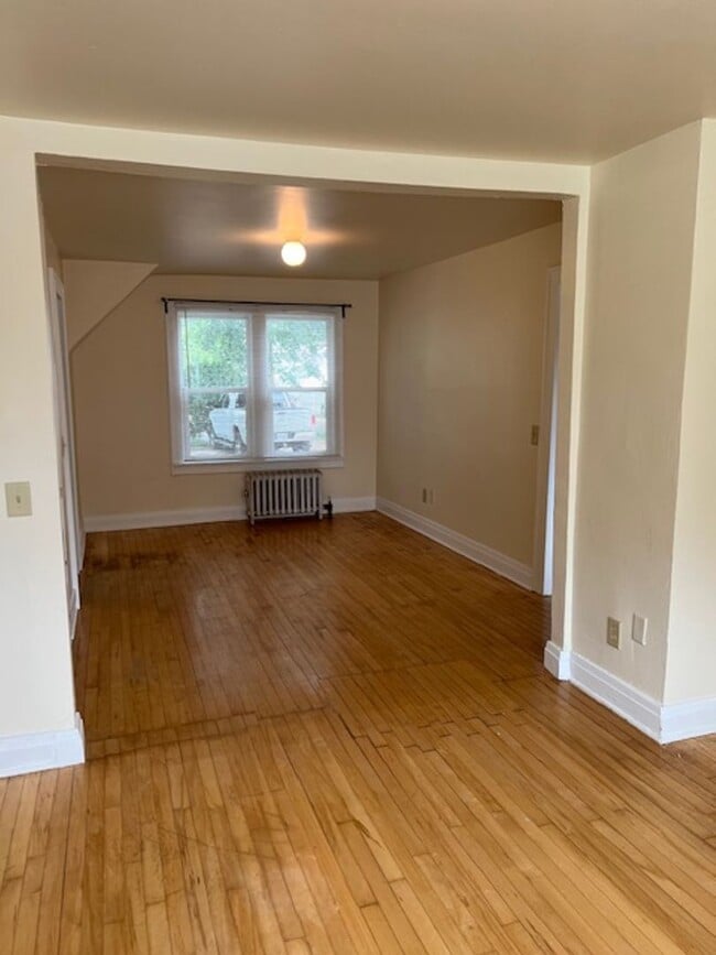 Building Photo - 2 Bedroom , 1.5 Bathroom in Lake Neighborhood! Act Quickly, This One Won't Last Long!